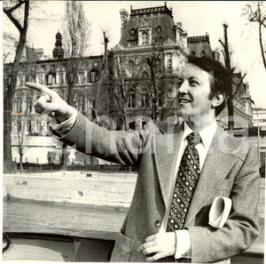 Fotografia d epoca originale 1980 ca PARIS Georges SARRE esponente Partito SOCIALISTA lungo la SENNA Foto 1