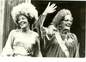 Fotografia d epoca originale 1980 THE HAGUE NL Regina GIULIANA e Principessa BEATRICE acclamate dalla folla 1