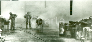 Fotografia d epoca originale 1986 SVIZZERA DISASTRO SANDOZ Operai decontaminano dopo disastro chimico Foto 1