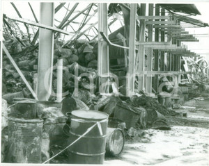 Fotografia d epoca originale 1986 SVIZZERA Cataste di rifiuti tossici per disastro fabbrica SANDOZ Fotografia 1