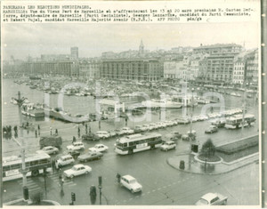 Fotografia d epoca originale 1970 ca MARSEILLE FRANCE Veduta del Vieux Port con filobus e automobili 1