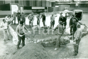 Fotografia d epoca originale 1984 MULHOUSE F Operi al lavoro alle JournÃ©es d Octobre Fotografia 1