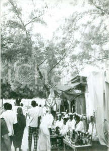 Fotografia d epoca originale 1980 ca CHAD Mercanti indigeni fuori dalle baracche Fotografia 1