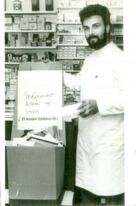 Fotografia d epoca originale 1980 FRANCE Farmacista con medicine per terremotati di EL ASNAM Fotografia 1