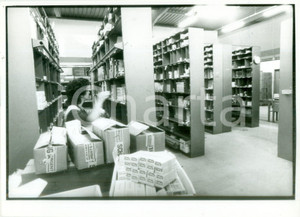 Fotografia d epoca originale 1990 ca FRANCE Farmacista riordina magazzino medicinali Fotografia 1