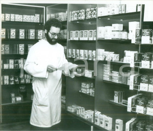 Fotografia d epoca originale 1987 FRANCE Farmacista al lavoro legge prescrizione per medicinali Fotografia 1