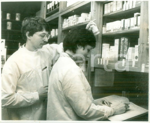 Fotografia d epoca originale 1990 ca FRANCE Farmacisti al lavoro al banco dei medicinali Fotografia 1