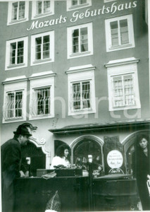 Fotografia d epoca originale 1990 ca SALZBURG AUSTRIA Casa natale di MOZART Banco delle caldarroste Foto 1