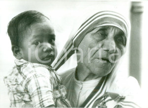 Fotografia d epoca originale 1990 ca Madre Teresa di CALCUTTA con un bambino abbandonato Fotografia 1