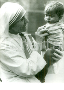 Fotografia d epoca originale 1979 CALCUTTA Madre Teresa con un piccolo orfano indiano Fotografia 1