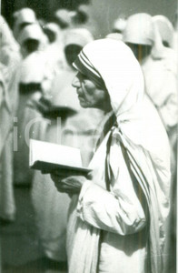 Fotografia d epoca originale 1979 CALCUTTA Madre Teresa in preghiera Fotografia cm 11 x 17 1