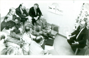 Fotografia d epoca originale 1985 ca FRANCE Henri GOETSCHY a un incontro con i medici Fotografia 1