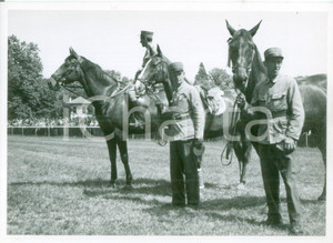 Cartolina originale da collezione 1955 ca SVIZZERA EQUITAZIONE Fantini in posa con i cavalli Cartolina FG NV 1
