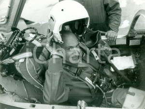 Fotografia d epoca originale 1978 BONN DE Ministro Manfred WORNER sale su aereo da guerra Fotografia 1