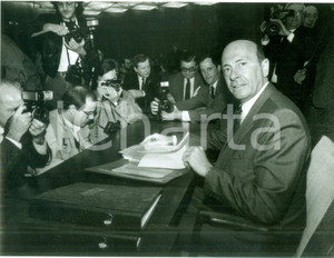 Fotografia d epoca originale 1989 BONN GERMANIA Manfred WORNER a seduta per catastrofe del RAMSTEIN Foto 1