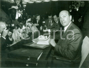 Fotografia d epoca originale 1989 BONN GERMANIA Manfred WORNER a seduta per catastrofe RAMSTEIN Fotografia 1