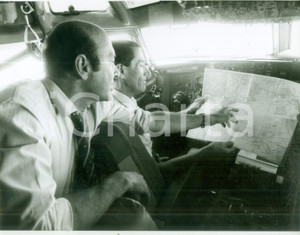 Fotografia d epoca originale 1983 BONN DE Ministro Manfred WORNER a bordo di un BOING militare Fotografia 1