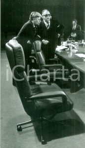 Fotografia d epoca originale 1982 BONN DE HansJÃ¼rgen WISCHNEWSKI Helmut SCHMIDT in sala riunioni Foto 1