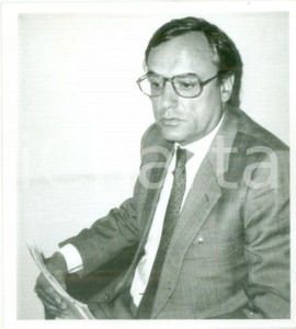 Fotografia d epoca originale 1980 ca COLMAR FRANCE Politico Jacques BARROT legge il giornale Fotografia 1