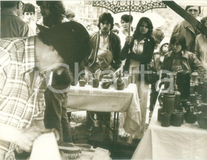 Fotografia d epoca originale 1985 ca GIROMAGNY F Turisti al mercatino dell artigianato Fotografia 1
