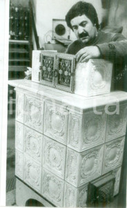 Fotografia d epoca originale 1987 FRANCIA ARTIGIANATO Restauratore d arte al lavoro Fotografia 1