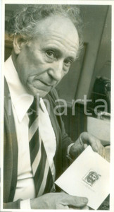 Fotografia d epoca originale 1983 CERNAY FRANCE Incisore filatelico EugÃ¨ne LACAQUE mostra francobolli Foto 1