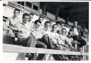 Fotografia d epoca originale 1950 ca SWITZERLAND Campionati SCI ALPINO Squadra in tribuna Foto 10x14 1
