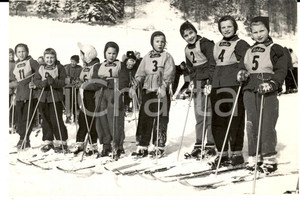 Fotografia d epoca originale 1950 ca SWITZERLAND Campionati SCI ALPINO Bambini pronti per il fondo Foto 1