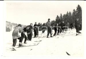 Fotografia d epoca originale 1950 ca SWITZERLAND Campionati SCI ALPINO Bambini salgono sulle piste Foto 1