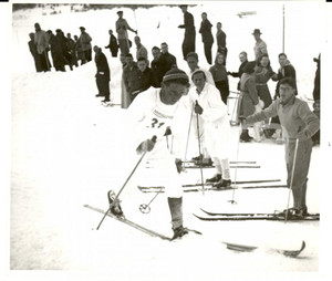 Fotografia d epoca originale 1950 ca SWITZERLAND Campionati SCI ALPINO Victor KRONIG in gara Foto 12x10 1