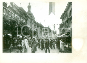 Fotografia d epoca originale 1985 ca DELEMONT SVIZZERA Folla di turisti tra le bancarelle Foto cm 21 x 15 1