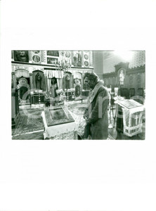 Fotografia d epoca originale 1989 BUCAREST ROMANIAN REVOLUTION Uomo in preghiera in Chiesa ortodossa FOTO 1