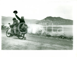 Fotografia d epoca originale 1985 LAGO BALEA? ROMANIAN REVOLUTION Ribelli in motocicletta Foto Christine HART 1
