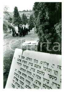 Fotografia d epoca originale 1992 HERRLISHEIM F Ministro Kofi YAMGNANE visita cimitero ebraico profanato 1