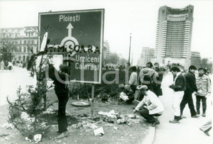 Fotografia d epoca originale 1989 BUCAREST ROMANIAN REVOLUTION Omaggio a vittime massacro TIMISOARA Foto 1