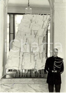 Fotografia d epoca originale 1984 PARIS ELYSEE Sculpteur ARMAN Nouvelle statue 120 ans de la RÃ©publique Photo 1
