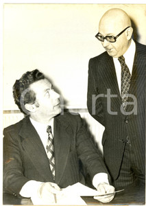 Fotografia d epoca originale 1975 PARIS Yvan CHARPENTIE et Corentin CALVEZ CGC Syndicat des Cadres Photo AFP 1