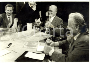 Fotografia d epoca originale 1980 PARIS Edmond MAIRE Georges SEGUY AndrÃ© BERGERON Cartes sur table ANTENNE 2 1