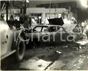 Fotografia d epoca originale 1966 CHICAGO USA Police car burned by rioters in PUERTO RICAN neighborhood 1