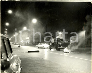 Fotografia d epoca originale 1966 CHICAGO USA Riottorn in PUERTO RICAN neighborhood Photo UPI 25 x 20 1