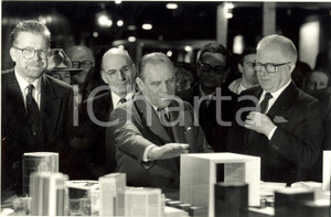 Fotografia d epoca originale 1988 PARIS La DÃ©fense Raymond BARRE visite de CNIT avec Jean Pierre FOURCADE 1