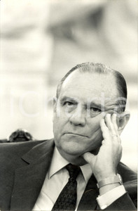 Fotografia d epoca originale 1988 ISSY LES MOULINEAUX France Raymond BARRE durant dialogue avec commercants 1