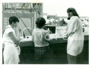 Fotografia d epoca originale 1990 ca BASEL SVIZZERA Turisti durante pranzo al sacco di RENO Foto cm 24 x 18 1