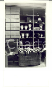 Fotografia d epoca originale 1985 STRASBOURG F Opera National du RHIN Il magazzino delle parrucche Foto 1