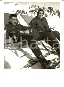 Fotografia d epoca originale 1950 ca SWITZERLAND Campionati SCI ALPINO Roger STAUB dopo una gara Foto 1