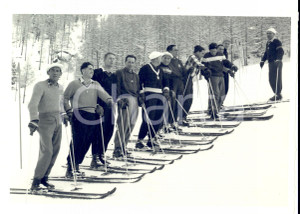 Fotografia d epoca originale 1950 ca SWITZERLAND Campionati SCI ALPINO Rudolf ROMINGER con altri sciatori 1