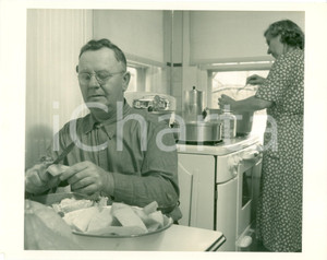 Fotografia d epoca originale 1951 OHIO USA Lee OGIER del BUCKEYE CLUB aiuta la moglie in casa Fotografia 1