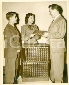 Fotografia d epoca originale 1949 NEW YORK Marco BACCIAGALUPPI Gabriella GISCI con ENCYCLOPAEDIA BRITANNICA 1 1