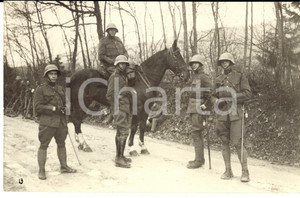 Fotografia d epoca originale 1930 ca COIRA SCHWEIZER ARMEE Militari di FANTERIA in posa con cavallo 1