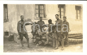 Fotografia d epoca originale 1930 ca COIRA SCHWEIZER ARMEE Soldati 98Â° FANTERIA scherzano su una catasta 1